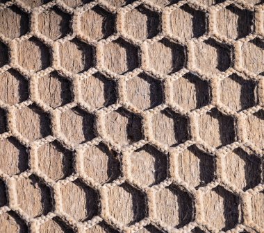 Kahverengi ahşap zeminde balık ağı. Ağlı kumaş. Avlanma ağı arkaplanı.