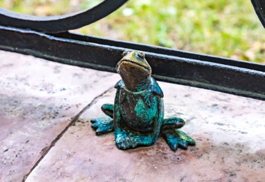 Budapeşte / Macaristan - 10 Ekim 2019: Kurbağa Muppet Kermit 'in küçük bronz heykeli Ukraynalı heykeltıraş Mihail Kolodko tarafından Özgürlük Meydanı, Macaristan' daki parkta yapıldı