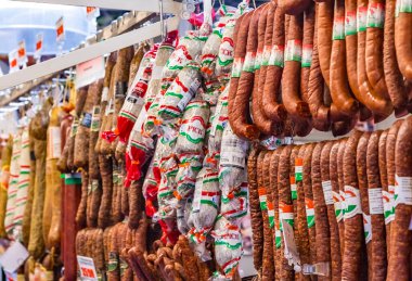 Budapeşte, Macaristan - 10 Ekim 2019: Budapeşte 'deki Büyük Pazar Salonu' ndan salam alın. Meşhur Macar salamı, Macaristan 'ın en popüler hatırası..