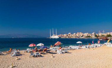 Saranda, Arnavutluk - 23 Eylül 2018: Yelkenli Yat a SYA dünyanın en büyük yelkenli yatlarından biri Philippe Starck tarafından tasarlandı ve Saranda limanında demirledi. Yat, Rus milyarder Andrey Melnichenko 'ya ait..