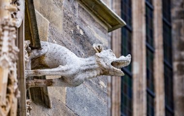 Avusturya 'nın Viyana kentindeki ortaçağ St. Stephen Katedrali ya da Stephansdom' un cephesinde tuhaf bir heykel.