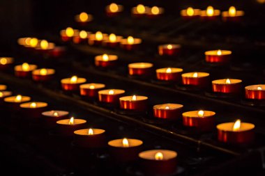 St. Stephen Katedrali, Viyana 'da bir kilisede mum yakmak. Dini kavram.