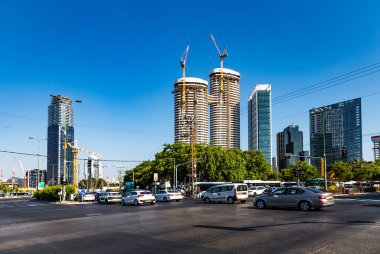 Tel Aviv, İsrail - 29 Temmuz 2019: Parlak mavi gökyüzünün arka planında, yüksek binaların inşa edilmesine bağlı iki vinç. Arlozorov Caddesi.