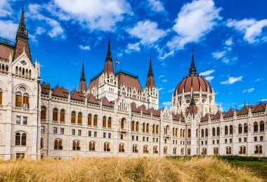 BUDAPEST, HUNGARY - 10 Ekim 2019: Macaristan 'ın Budapeşte, Avrupa' daki Macar Parlamentosu 'nun tarihi yapısına yakın çekim
