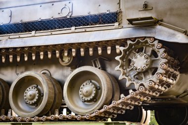 Yeşil tırtıl hattına yakın tank veya Buk füze sistemi ayakta..