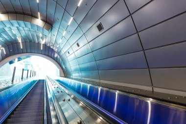Kudüs, İsrail - 5 Ağustos 2019. Yeni tren istasyonu Kudüs Yitzhak Navon 'un mavi arka ışığına sahip modern yürüyen merdiven, dünyanın en derin ağır tren yolcu istasyonu..