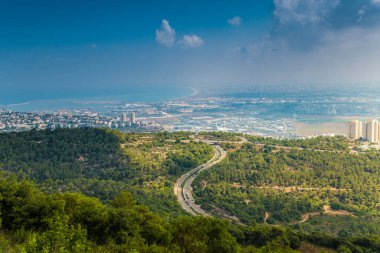 Hayfa Körfezi 'nin panoramik manzarası, Hayfa şehir merkezi, liman, güneşli bir yaz gününde sanayi bölgesi. Hayfa Üniversitesi 'nden izlenmiş. Hayfa, Kuzey İsrail