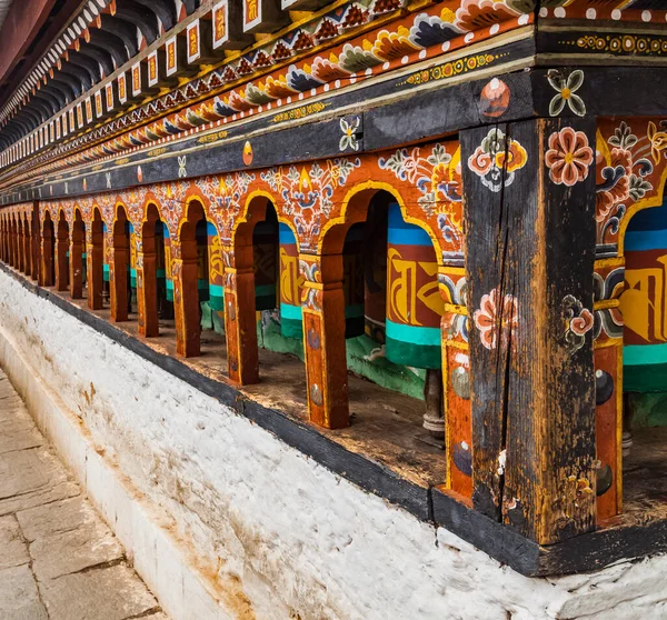Fila Ruedas Oración Giratorias Pintadas Mantra Bután Con Mantra Escritura —  Fotos de Stock