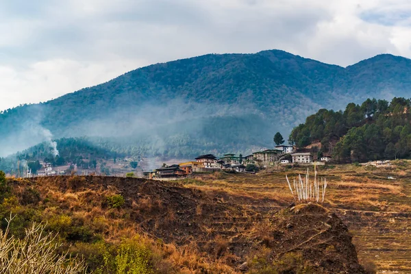 Tradiční Vesnice Pole Úbočí Kopce Bhútánu Himálajských Horách Únoru Ráno — Stock fotografie
