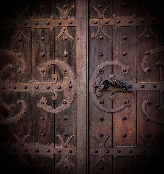 Closeup Antique Vinage Wooden Door Iron Handle Decorated Iron Pattern — Stock Photo, Image