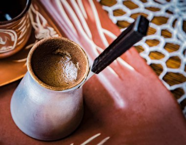 Koyu siyah Türk kahvesi ile eski bir cezve kahvesi. Seçici odak.