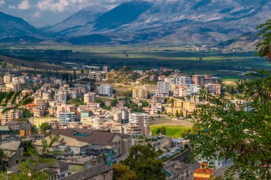 Arnavutluk 'un başkenti Eski Kent ve Cirokaster' ın modern binalarının manzarası