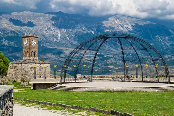 阿尔巴尼亚南部历史上受到联合国教科文组织保护的城镇吉罗卡斯特 其山顶上有一座城堡 — 图库照片