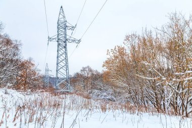 Kışın yüksek voltajlı elektrik hatları. Kış manzarası.