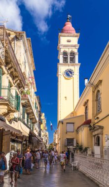 KERKYRA, CORFU, GREECE - 26 Eylül 2018: Saint Spiridon Kilisesi 'nin çan kulesi, birçok turist dar antik Kerkyra sokaklarında