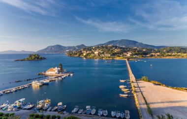 Vlacherna manastırı, Pontikonissi veya fare adası ve Halikiopoulou lagününün panoramik manzarası. Kanoni, Corfu Grecce.,