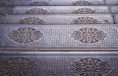 Kaliteli metal zemin basamaklarında güzel desenler var..