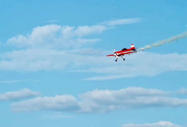 航空ショー中の青い空の赤いレトロな飛行機 飛行機の歩道 — ストック写真