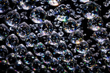 Siyah üzerine kristal avize kolye veya kristal yüzlü toplar