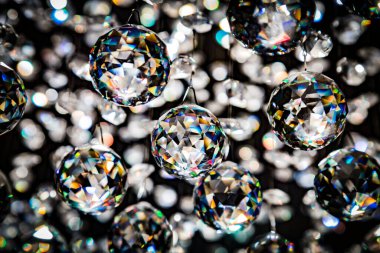 Siyah üzerine kristal avize kolye veya kristal yüzlü toplar