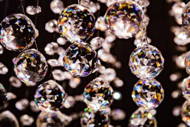 Siyah üzerine kristal avize kolye veya kristal yüzlü toplar