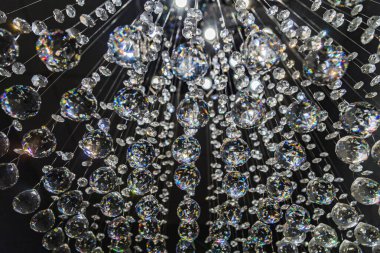 Siyah üzerine kristal avize kolye veya kristal yüzlü toplar