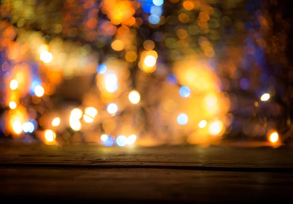 Trä Bordsskiva Med Suddig Ljus Guld Blå Bokeh Abstrakt Jul — Stockfoto