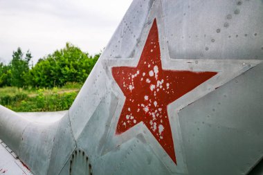 Ukrayna 'nın Kharkov bölgesinde, Vovchansk' taki terk edilmiş hava üssü mezarlığındaki 