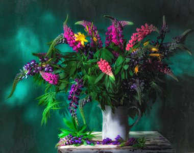 Klasik natürmort ve pembe lupin çiçekleriyle dolu bir buket eski beyaz sürahi ile yeşil arka plandaki beyaz masa ışığı altında. Sanat fotoğrafçılığı.