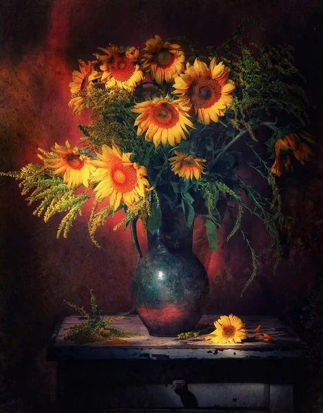 茶色の背景に光の線で古いヴィンテージのジャグで美しい黄色のひまわりの花束で古典的な静物画 美術写真 — ストック写真