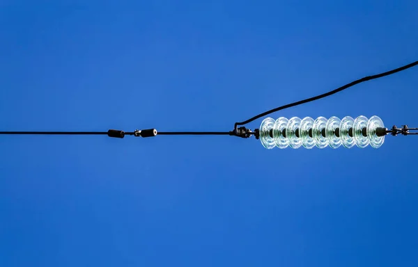 Närbild Transparent Turkos Högspänningsisolator Eller Isolator Solljus Elektriska Torn Blå — Stockfoto