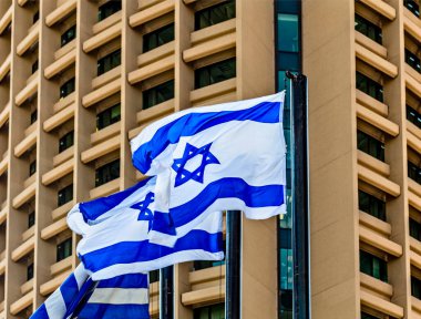 İsrail bayrakları Tel Aviv 'deki Magen David tabelasının arka planında İsrail' in bağımsızlık günü, David 'in yıldızı