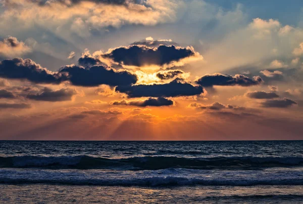 Splendido Tramonto Alba Sul Mare Sull Oceano Raggi Sole Tra — Foto Stock