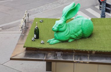 Viyana, Avusturya - Ekim 2019: Albertina Platz 'daki Bitzinger Wurstelstand Albertina' da, sosis standının çatısında Albrecht Durer 'in suluboya tablosuna dayanan yeşil tavşan heykeli