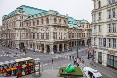 Viyana, Avusturya - Ekim 2019: Albertina Platz 'daki Bitzinger Wurstelstand Albertina' da, sosis standının çatısında Albrecht Durer 'in suluboya tablosuna dayanan yeşil tavşan heykeli