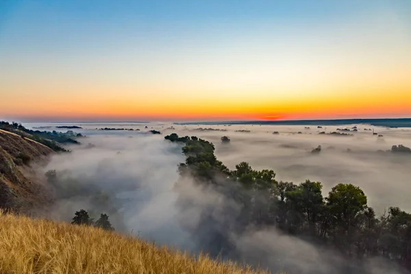 Hermoso Paisaje Panorámico Con Valle Del Río Cubierto Espesa Niebla —  Fotos de Stock