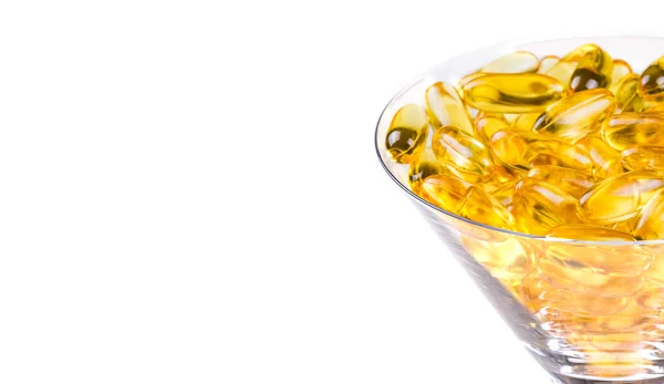 透明玻璃器皿与鱼油橙黄软凝胶包裹鱼油欧米加3或欧米加6 维生素A E在白色背景分离 文本复制空间 健康饮食概念 — 图库照片