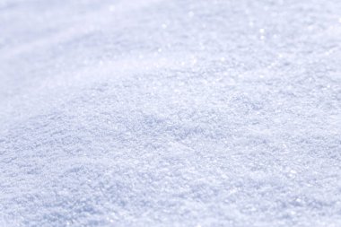 Işıl ışıl beyaz karın makro fotoğraf dokusunu açık mavi gökyüzü yansıtma tonuyla kapatın. Seçici odaklanma. Kış Noel arkaplanı.