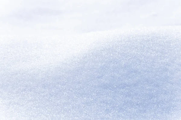 Закройте Текстуру Макрофотографии Сверкающего Белого Снега Светло Голубого Отблеска Неба — стоковое фото