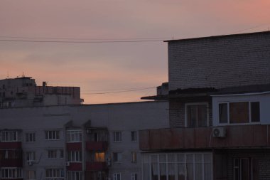 Şehirde altın gün batımı