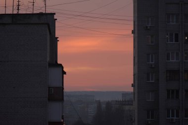 Şehirde altın gün batımı