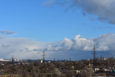 Güneşli kış gününde bulutlu şehir manzarası