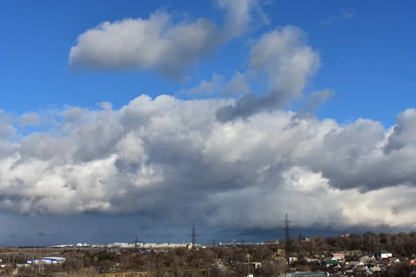 Paesaggio Urbano Nuvoloso Nella Soleggiata Giornata Invernale — Foto Stock