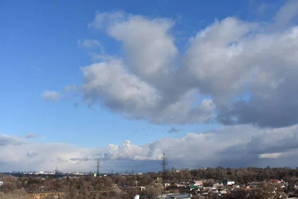 Paesaggio Urbano Nuvoloso Nella Soleggiata Giornata Invernale — Foto Stock