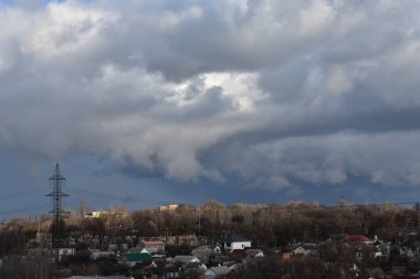 Kışın şehirde bulutlu bir gökyüzü 