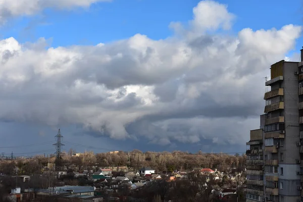 Хмарне Небо Місті Взимку — стокове фото