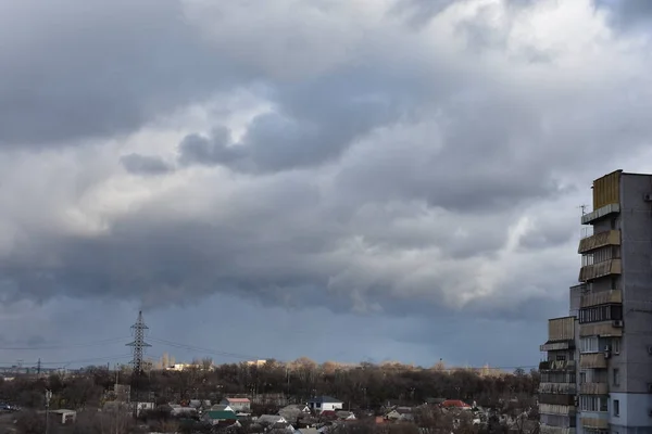 Облачное Небо Городе Зимой — стоковое фото