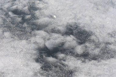 Güneşli kış gününde donmuş nehir buz dokusu