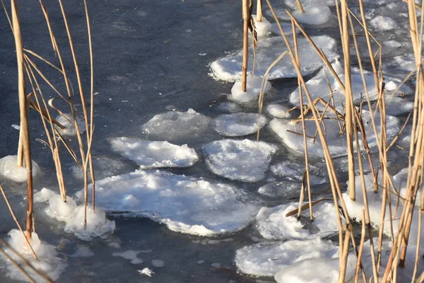 Eis Und Schnee Auf Dem Gefrorenen See — Stockfoto