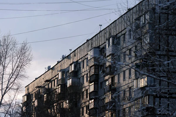 Budova Balkónem Paprscích Západu Slunce — Stock fotografie